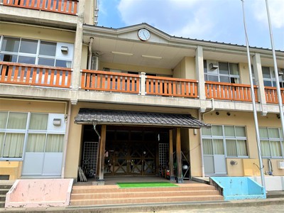 万沢集学校外観