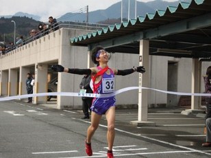 第11回南部町駅伝・マラソン大会のゴール時の様子写真(1)