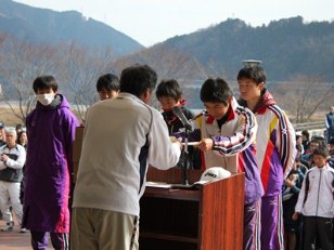 第11回南部町駅伝・マラソン大会の表彰状授与の様子写真