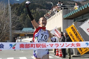 第13回南部町駅伝・マラソン大会のゴール時の写真(1)