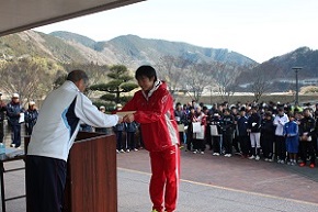 第13回南部町駅伝・マラソン大会の表彰状受け取りの写真