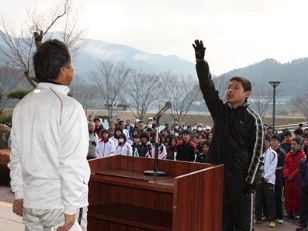 第11回南部町駅伝・マラソン大会の選手宣誓の様子写真