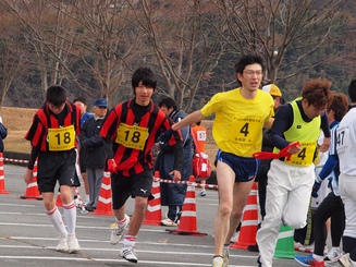 第9回町民駅伝大会のタスキ受け渡し時の写真