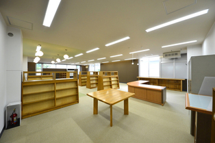 富沢図書館内部